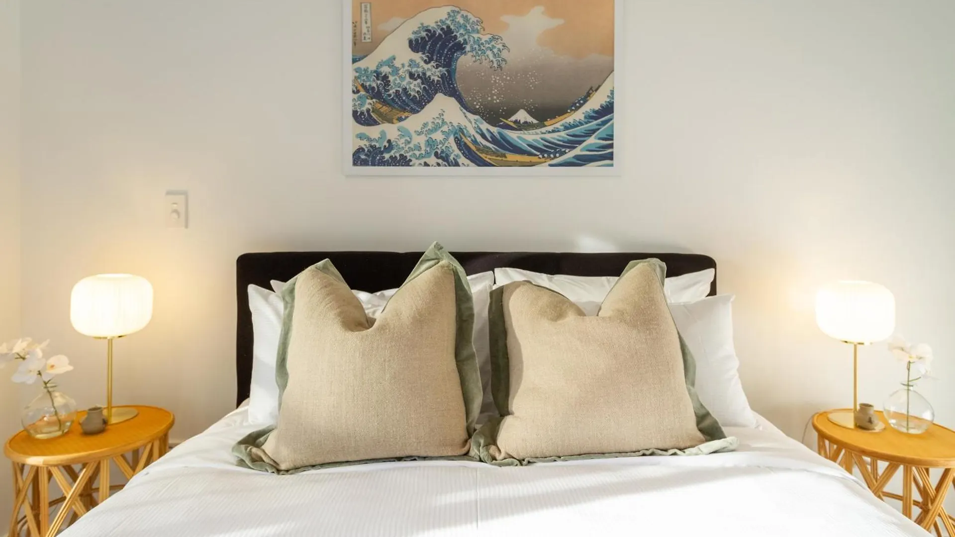 Beachfront 2Br Retreat With Stunning Views Christchurch Apartment